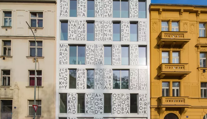 HIMACS ilumina la poética fachada Bieblova en Praga